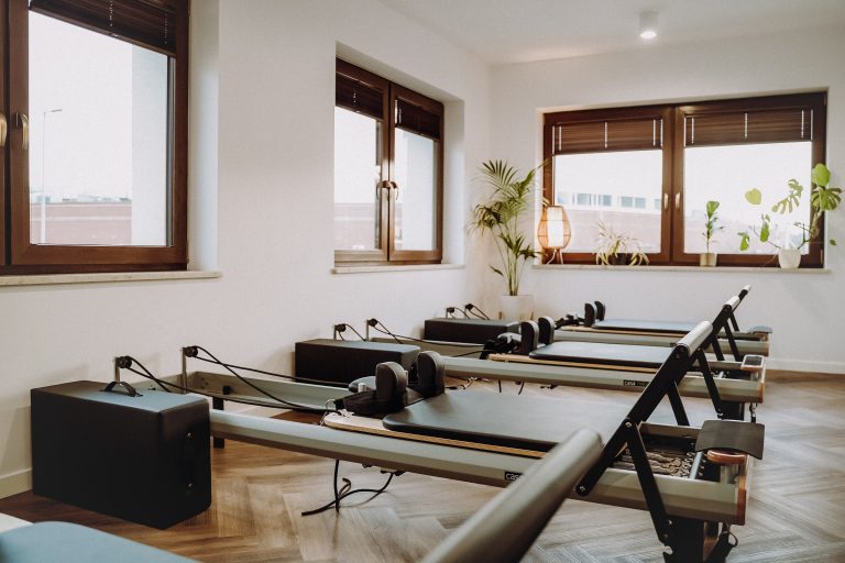 Studio Baltic Pilates w Gdyni — sala z reformerami
